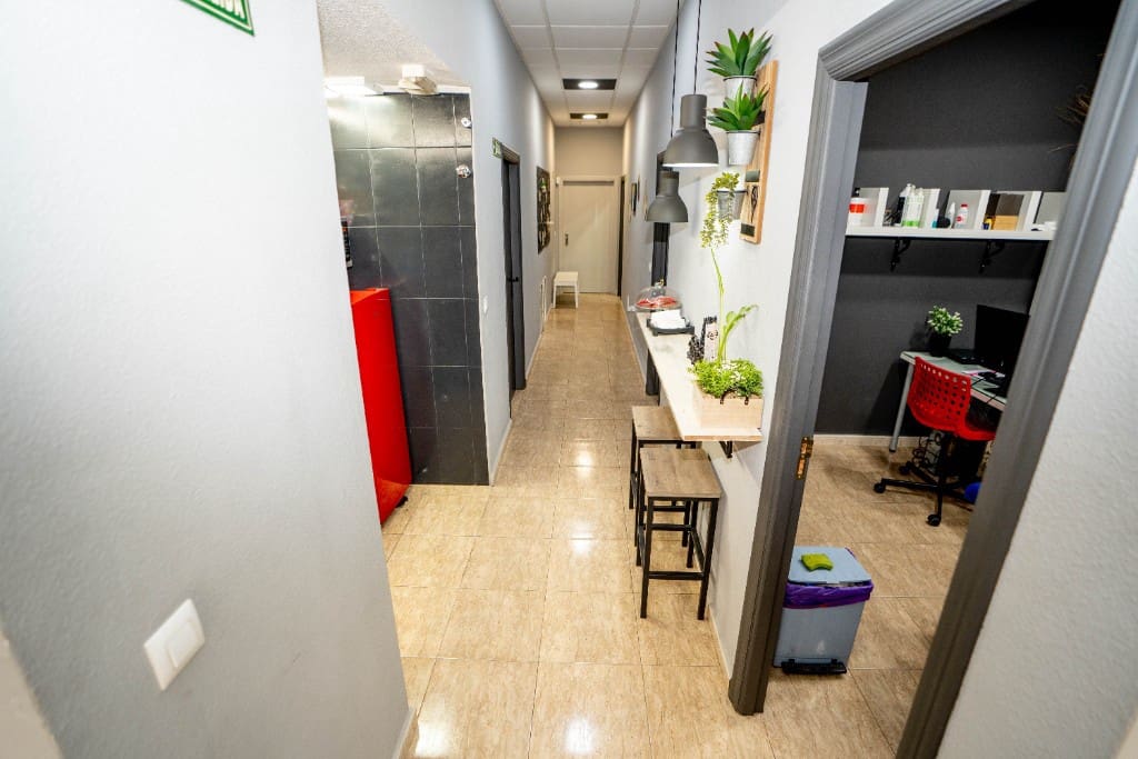 Commercial for sale in Torrevieja - € 75,000 (Ref: 9440352)