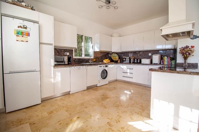 Chalet de 4 habitaciones en Las Ramblas Golf, Orihuela en venta con piscina - 545.000 € (Ref: 9440356)