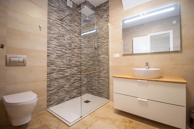 Chalet de 4 habitaciones en Las Ramblas Golf, Orihuela en venta con piscina - 545.000 € (Ref: 9440356)