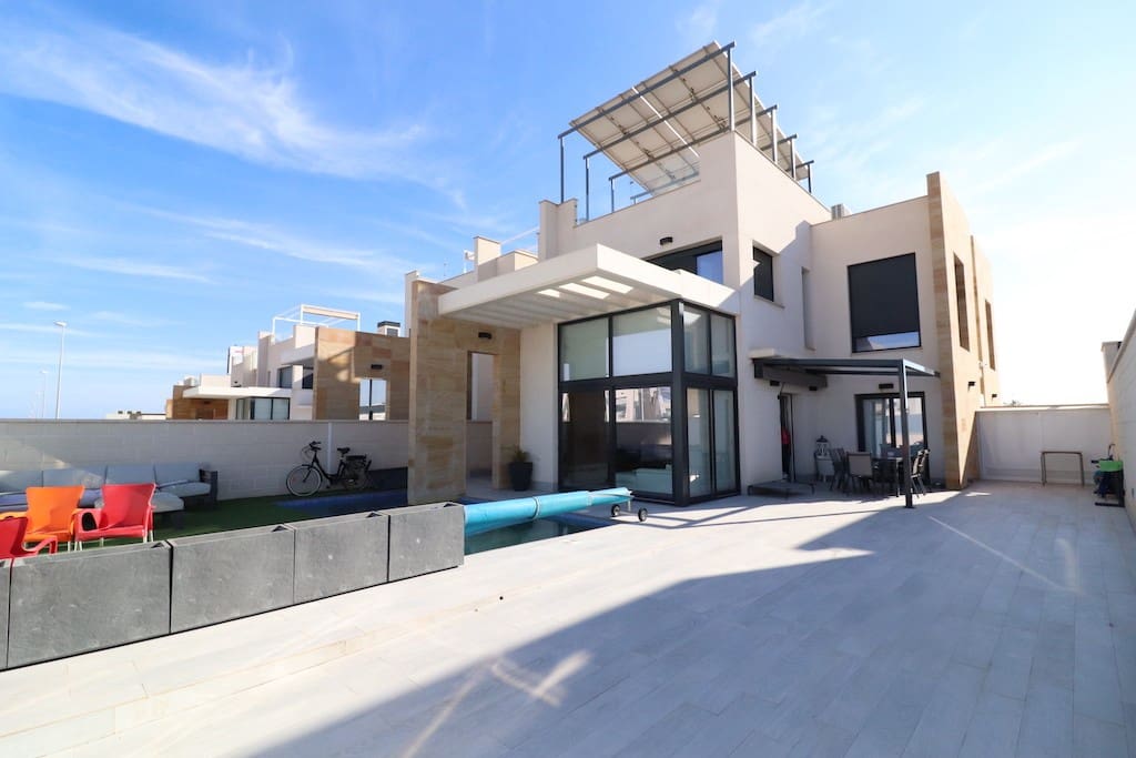 3 soveværelse Villa til salg i Cabo Roig med swimmingpool - € 450.000 (Ref: 9440363)