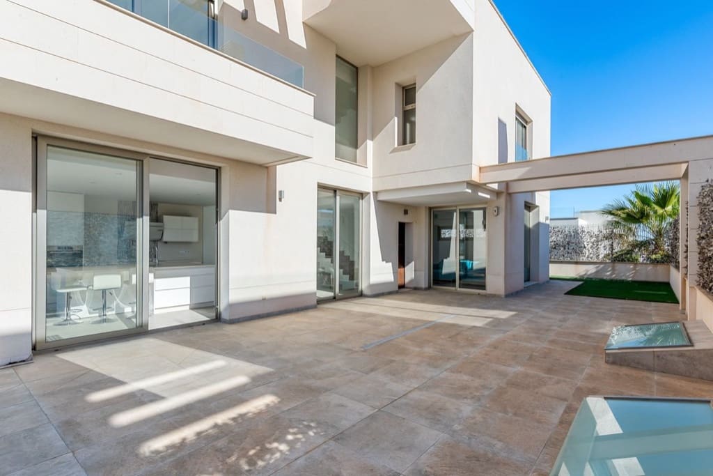 6 sovrum Villa till salu i Villamartin med pool - 895 000 € (Ref: 9440419)