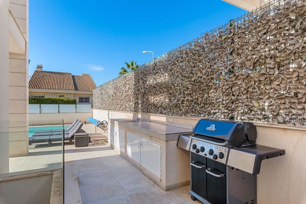 6 sovrum Villa till salu i Villamartin med pool - 895 000 € (Ref: 9440419)