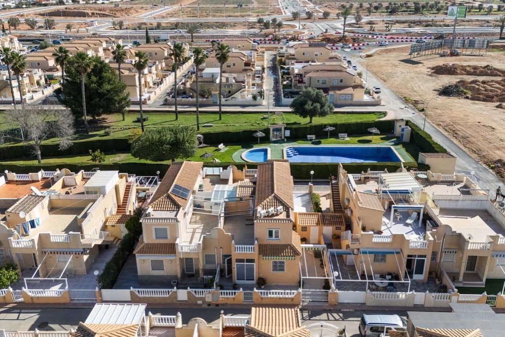 4 chambre Maison de Ville à vendre à Torrevieja avec piscine - 199 000 € (Ref: 9440422)