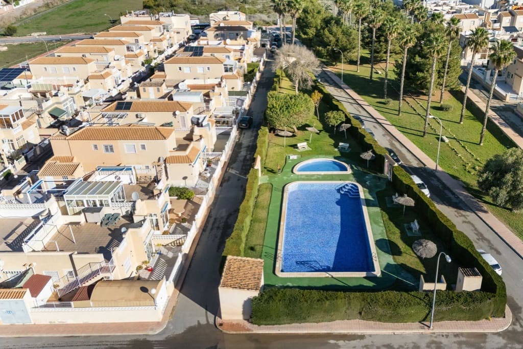 4 chambre Maison de Ville à vendre à Torrevieja avec piscine - 199 000 € (Ref: 9440422)