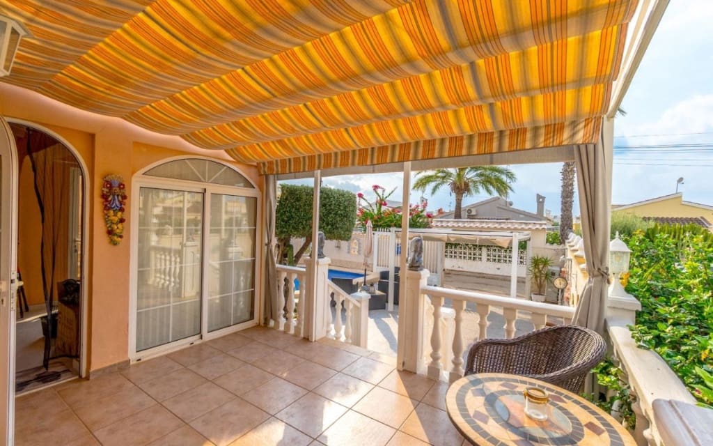 3 soveværelse Villa til salg i Playa Flamenca med swimmingpool - € 329.000 (Ref: 9440500)