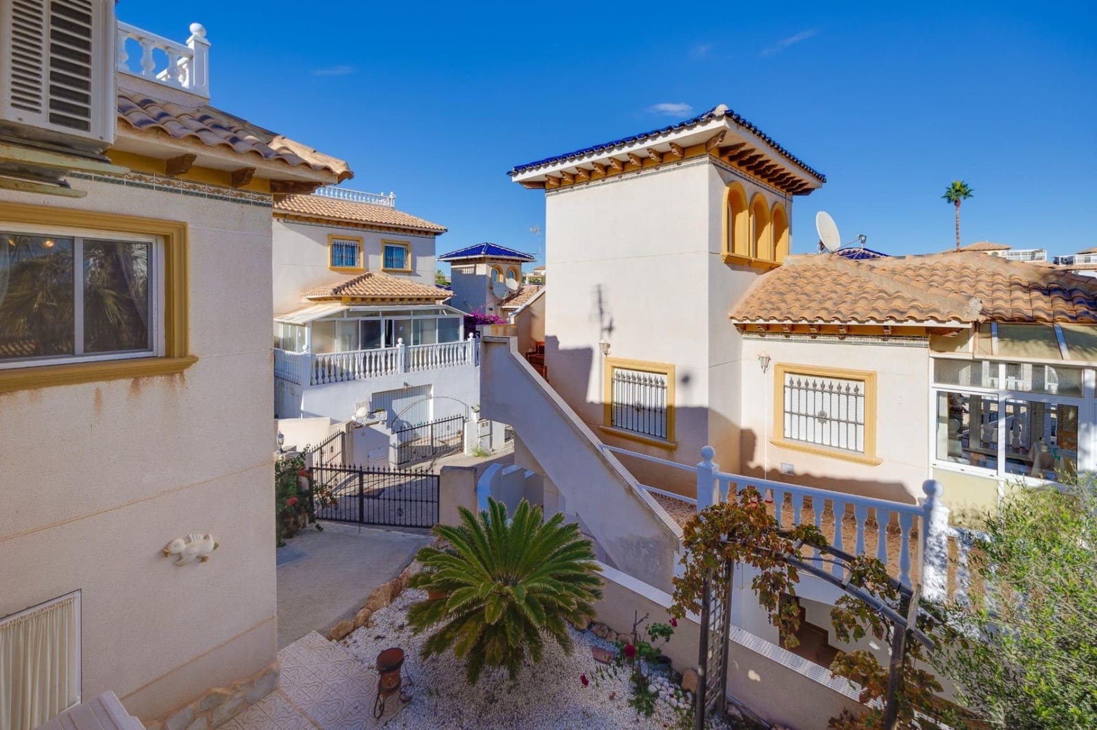 Chalet de 4 habitaciones en Playa Flamenca en venta con piscina - 315.000 € (Ref: 9461944)