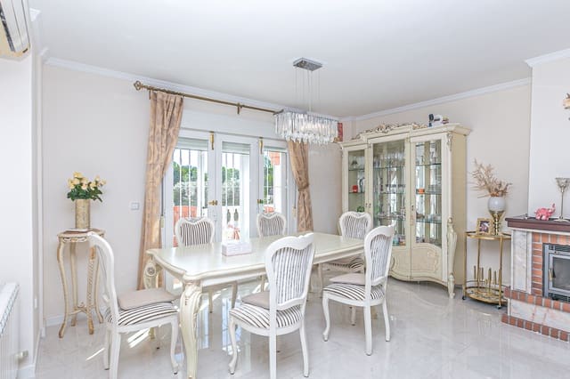 4 slaapkamer Villa te koop in Dehesa de Campoamor, Orihuela met zwembad - € 860.000 (Ref: 9465469)