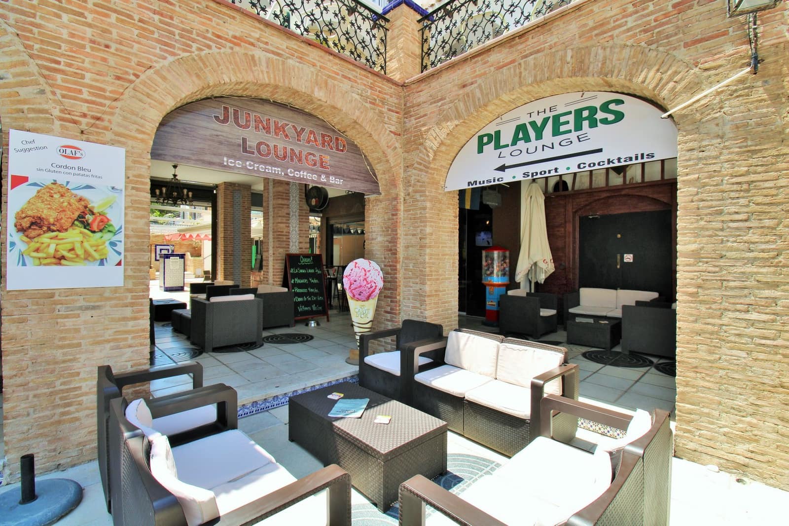 Commercial for sale in Villamartin with pool - € 299,000 (Ref: 9470240)