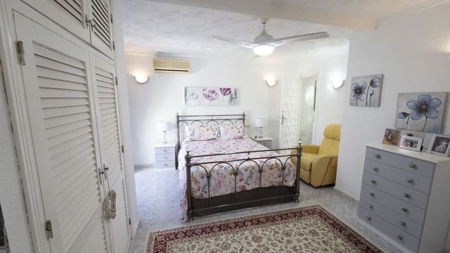 3 bedroom Villa for sale in San Luis, Torrevieja with pool - € 335,000 (Ref: 9470252)