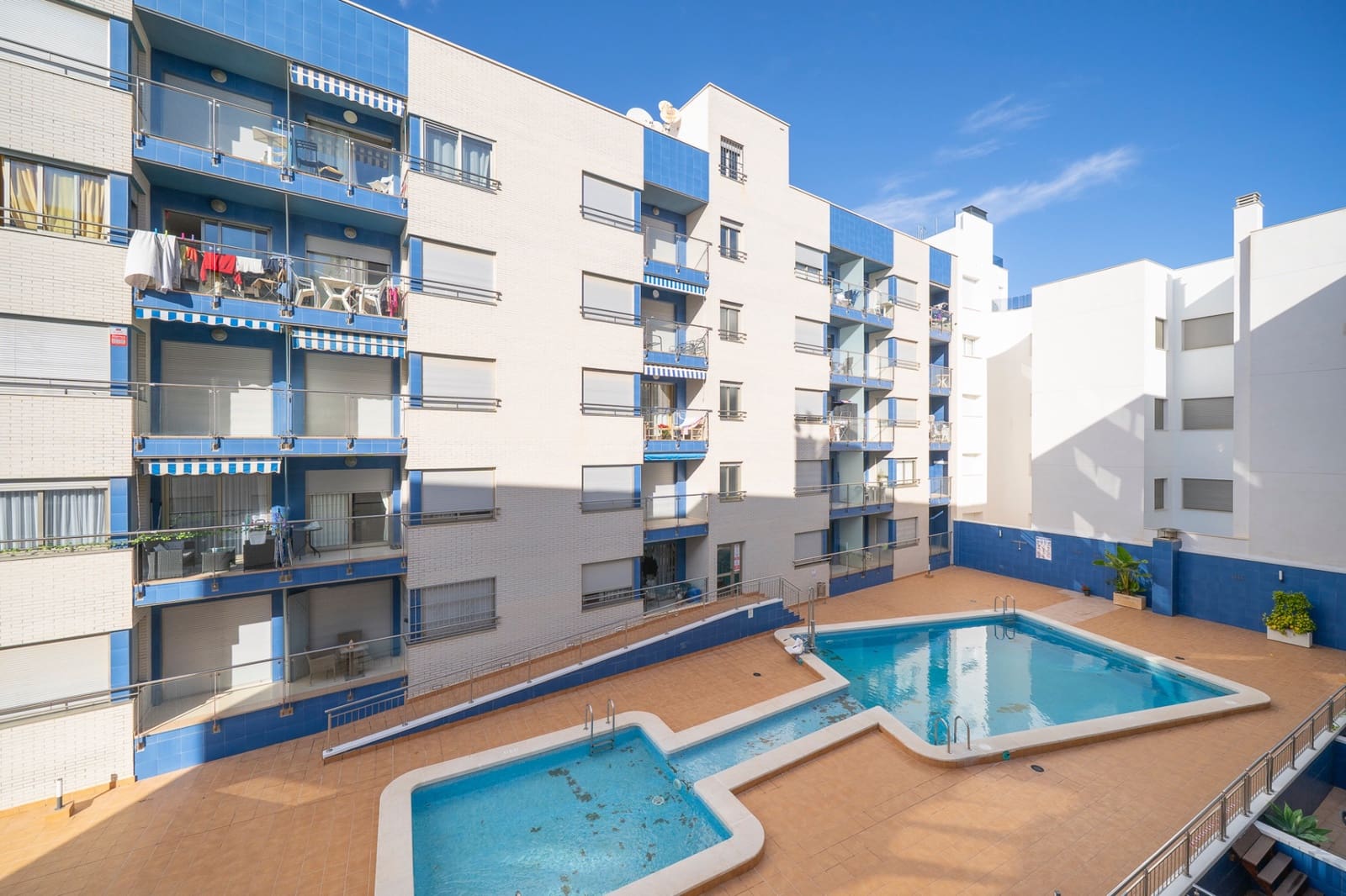 2 bedroom Apartment for sale in Torrevieja with pool - € 185,000 (Ref: 9475996)
