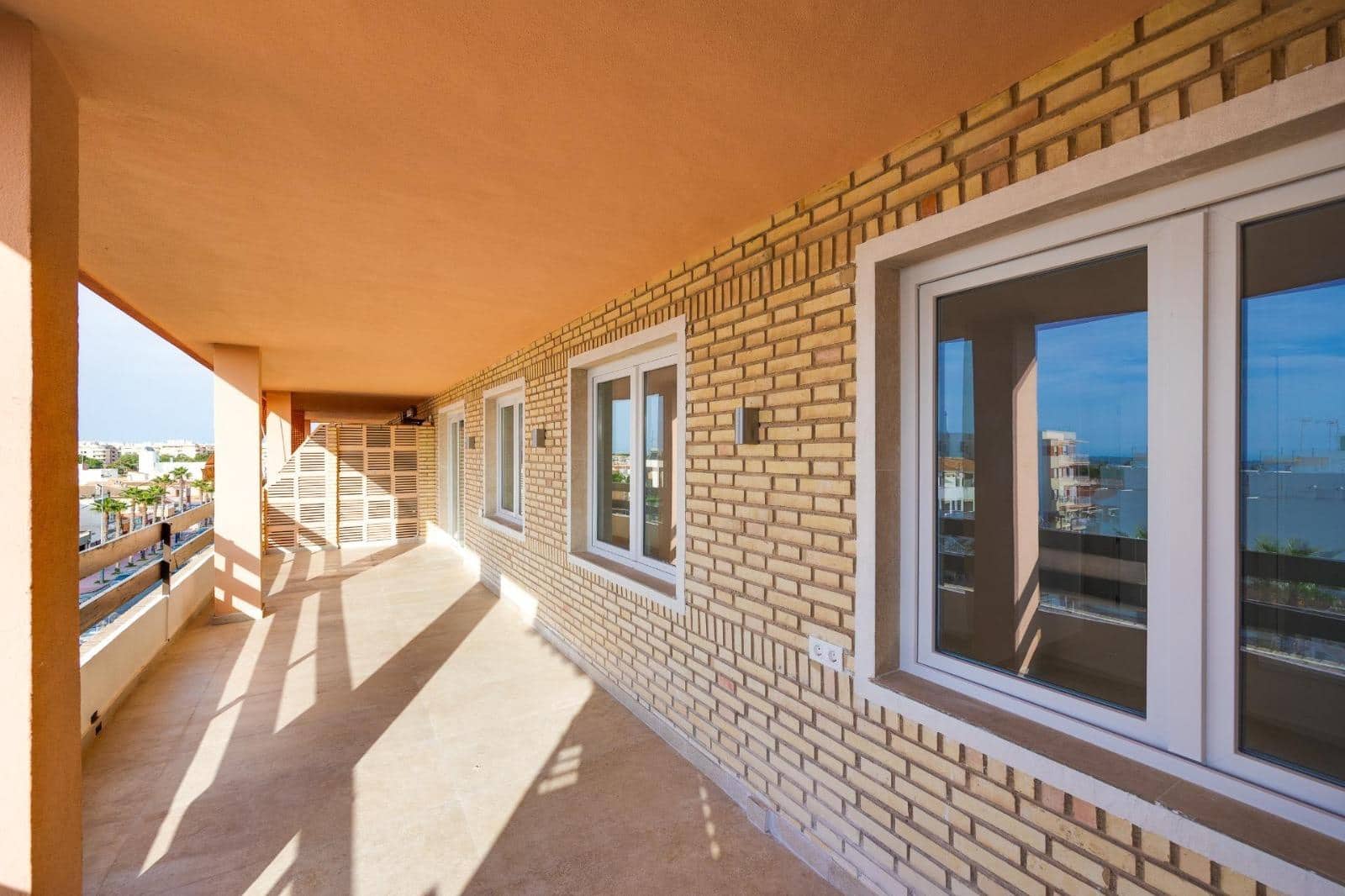 3 makuuhuone Huoneisto myytävänä paikassa Torrevieja mukana uima-altaan - 269 000 € (Ref: 9481029)