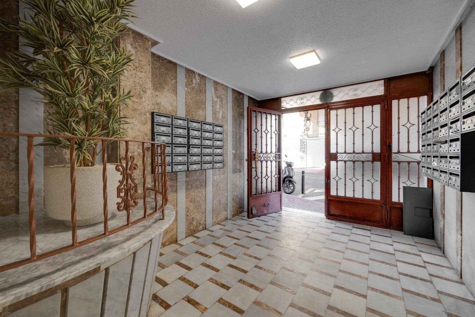 3 makuuhuone Huoneisto myytävänä paikassa Torrevieja mukana uima-altaan - 269 000 € (Ref: 9481029)