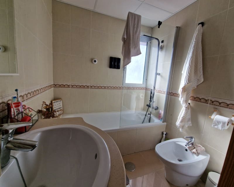 3 quarto Apartamento para venda em Guardamar del Segura com piscina - 239 000 € (Ref: 9498899)