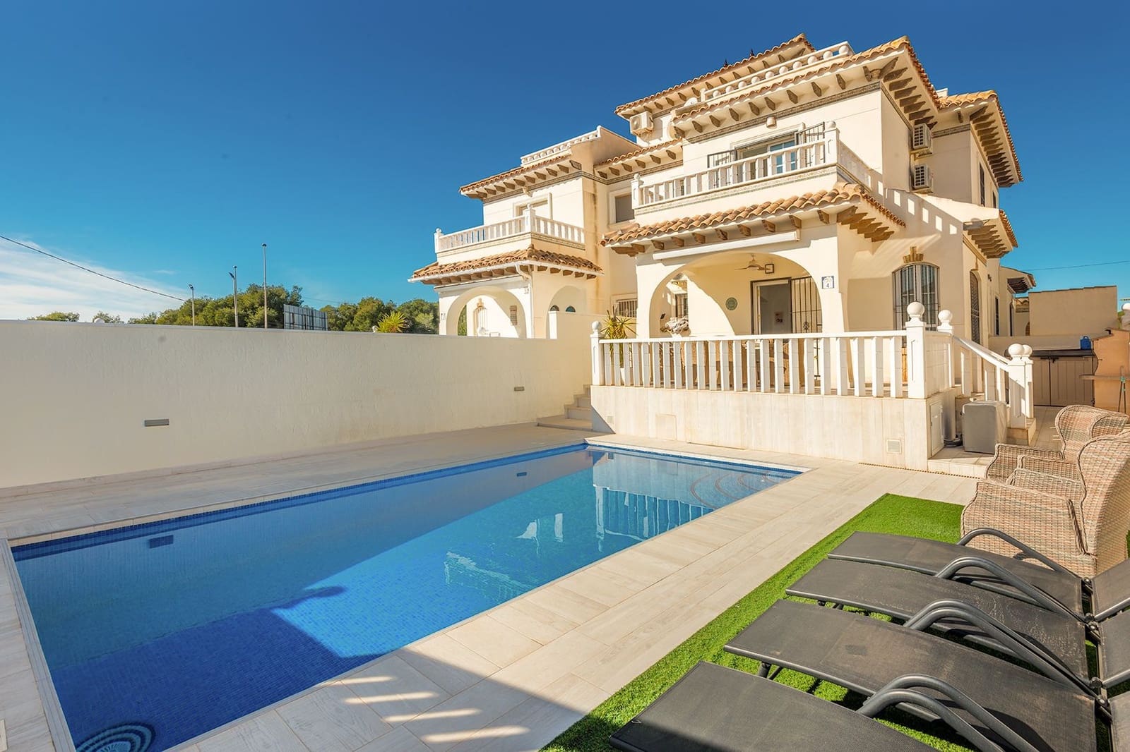 3 bedroom Villa for sale in Cabo Roig with pool - € 365,000 (Ref: 9508801)