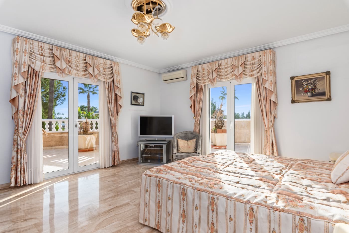 5 bedroom Villa for sale in Dona Pepa with pool - € 800,000 (Ref: 9513300)