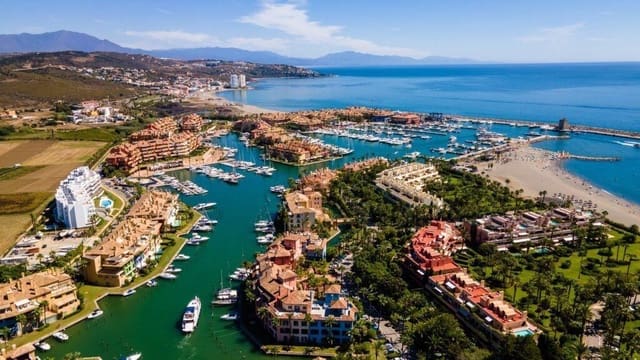 3 sovrum Lägenhet till salu i La Alcaidesa med pool - 666 000 € (Ref: 9524031)