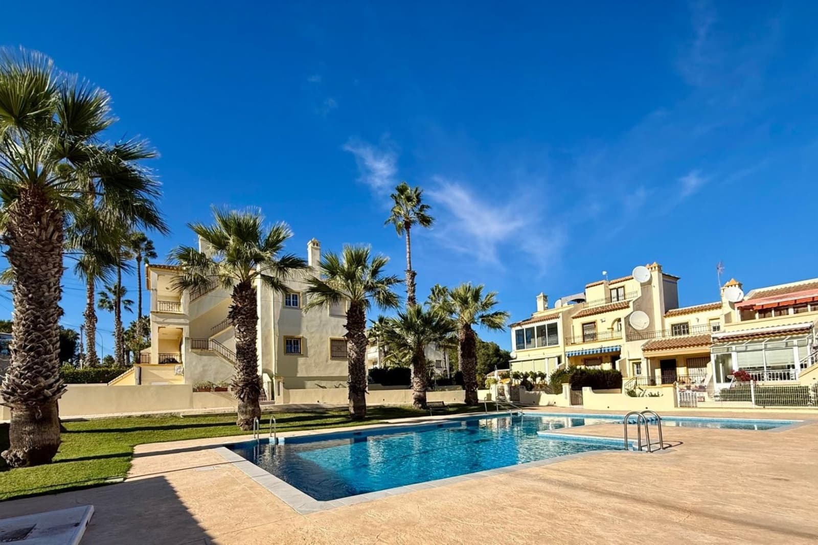 2 bedroom Townhouse for sale in Villamartin with pool - € 255,000 (Ref: 9524103)