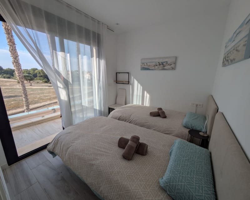 3 slaapkamer Villa te koop in Cabo Roig met zwembad - € 450.000 (Ref: 9552046)