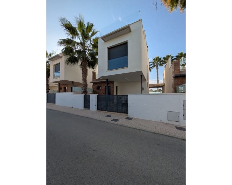 3 slaapkamer Villa te koop in Cabo Roig met zwembad - € 450.000 (Ref: 9552046)