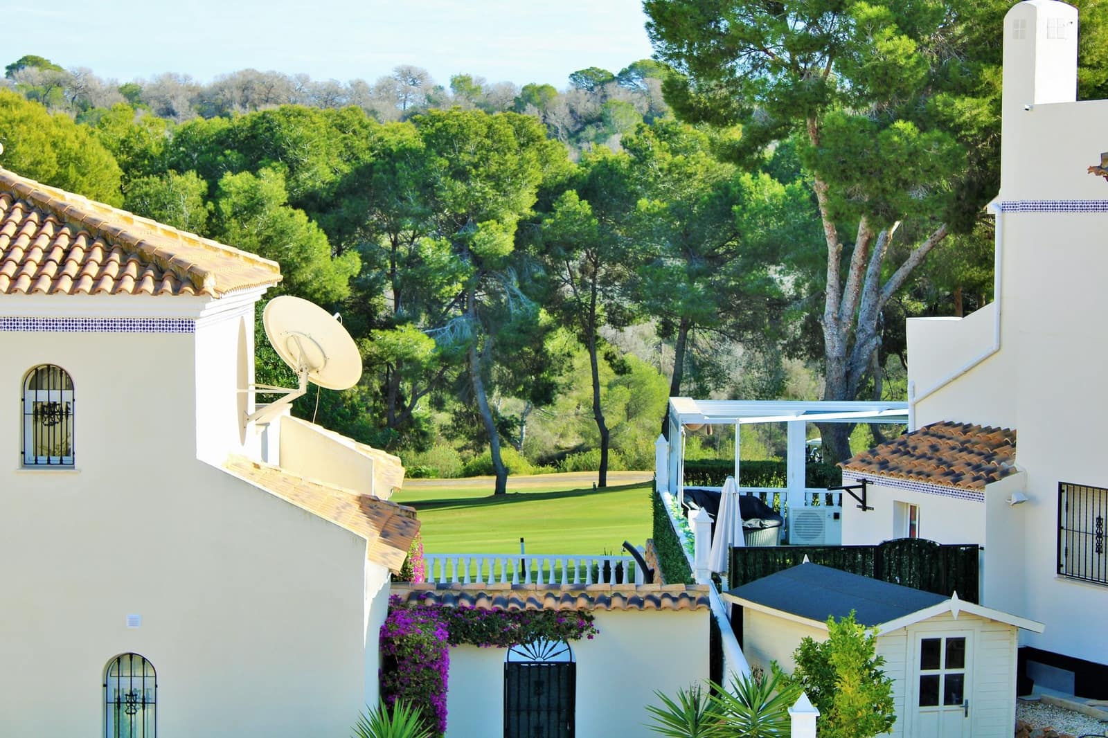 Chalet de 3 habitaciones en Villamartin en venta con piscina - 465.000 € (Ref: 9552058)