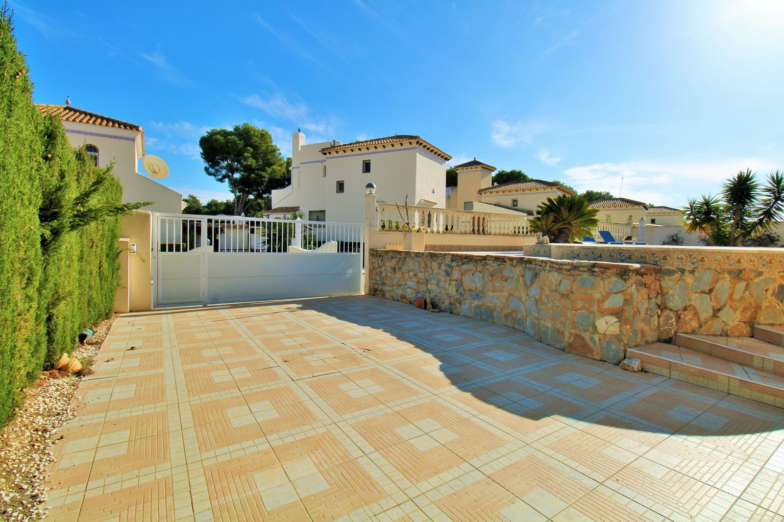 Chalet de 3 habitaciones en Villamartin en venta con piscina - 465.000 € (Ref: 9552058)