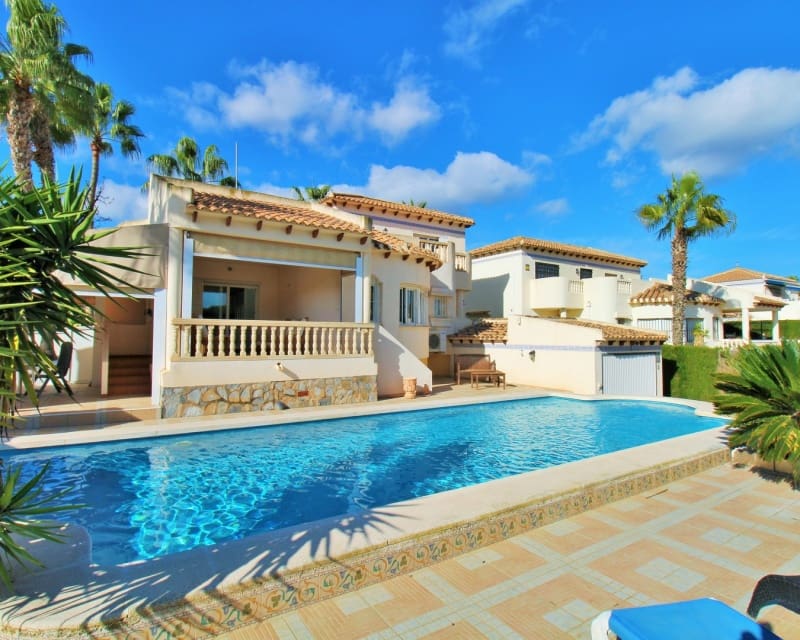 3 bedroom Villa for sale in Villamartin with pool - € 465,000 (Ref: 9552058)