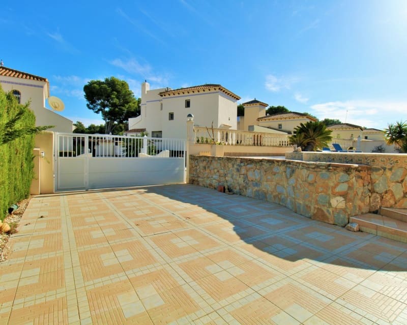 3 bedroom Villa for sale in Villamartin with pool - € 465,000 (Ref: 9552058)