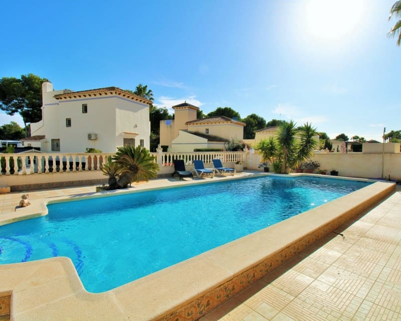 3 bedroom Villa for sale in Villamartin with pool - € 465,000 (Ref: 9552058)
