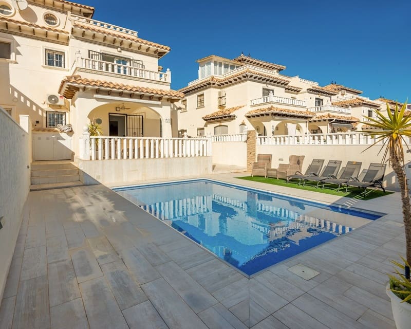 3 slaapkamer Villa te koop in Cabo Roig met zwembad - € 365.000 (Ref: 9552081)