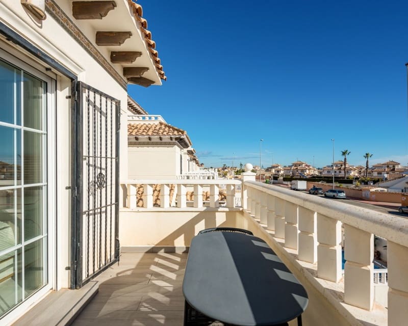 3 slaapkamer Villa te koop in Cabo Roig met zwembad - € 365.000 (Ref: 9552081)