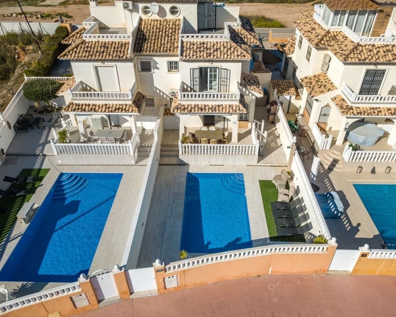 3 slaapkamer Villa te koop in Cabo Roig met zwembad - € 365.000 (Ref: 9552081)