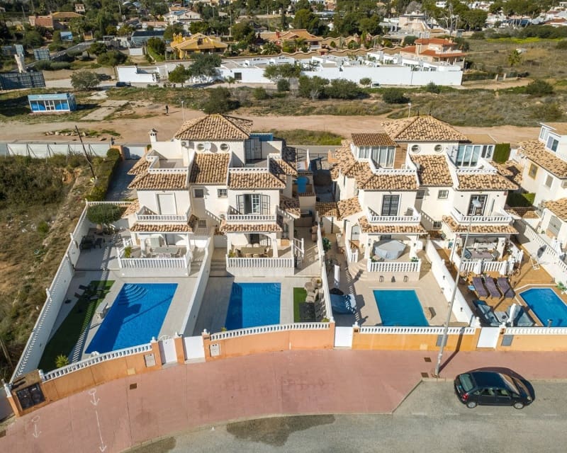 3 slaapkamer Villa te koop in Cabo Roig met zwembad - € 365.000 (Ref: 9552081)