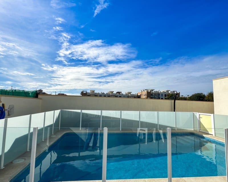 2 makuuhuone Huvila myytävänä paikassa Playa Flamenca mukana uima-altaan - 339 000 € (Ref: 9552086)