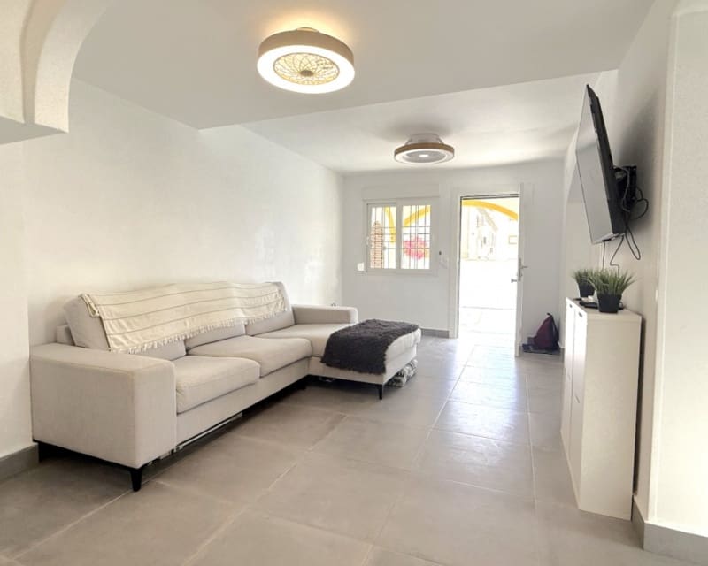 2 makuuhuone Huvila myytävänä paikassa Playa Flamenca mukana uima-altaan - 339 000 € (Ref: 9552086)