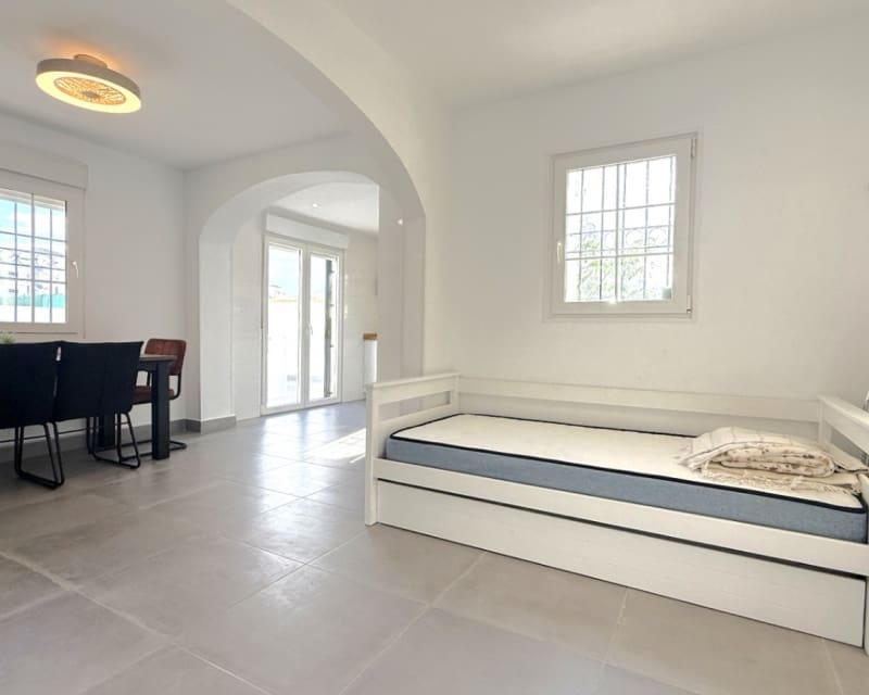 2 makuuhuone Huvila myytävänä paikassa Playa Flamenca mukana uima-altaan - 339 000 € (Ref: 9552086)