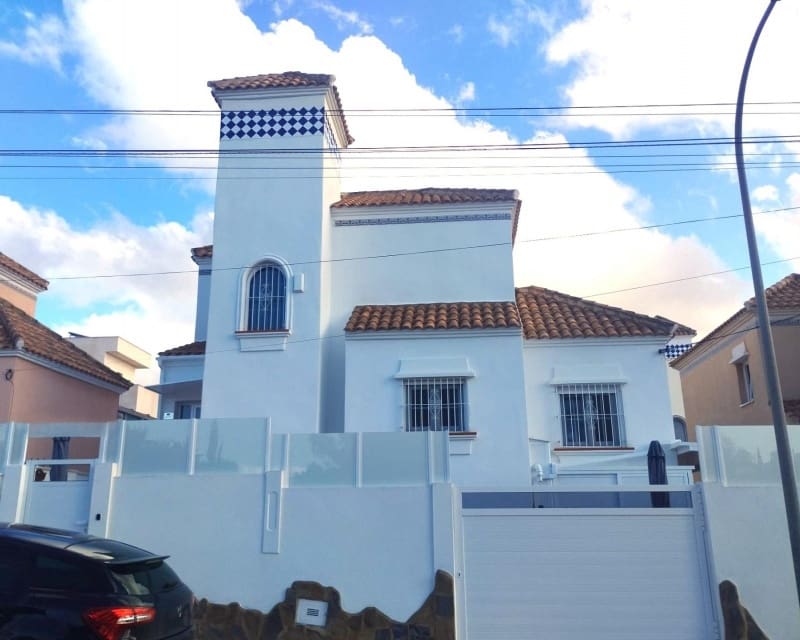 4 bedroom Villa for sale in Villamartin with pool - € 408,000 (Ref: 9552141)