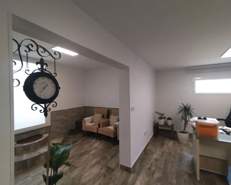 4 bedroom Villa for sale in Villamartin with pool - € 408,000 (Ref: 9552141)