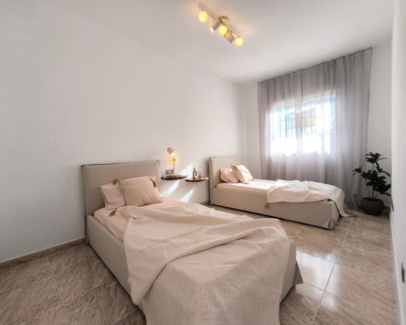 3 quarto Moradia para venda em Villamartin com piscina - 399 900 € (Ref: 9552151)