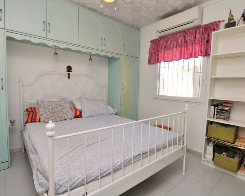 2 Zimmer Villa zu verkaufen in La Siesta mit Pool - 279.000 € (Ref: 9552161)