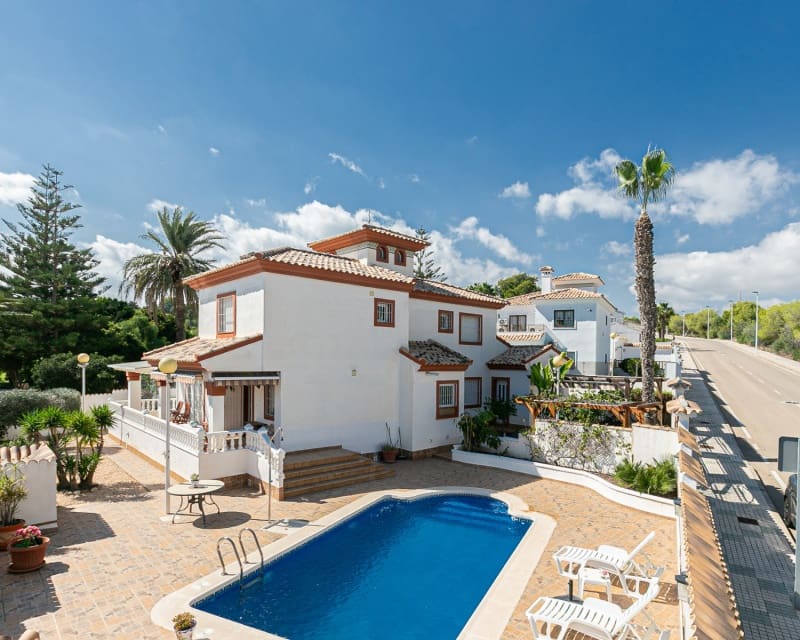 4 makuuhuone Huvila myytävänä paikassa Campoamor mukana uima-altaan - 800 000 € (Ref: 9552166)
