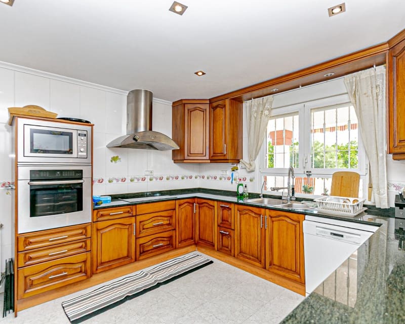 4 makuuhuone Huvila myytävänä paikassa Campoamor mukana uima-altaan - 800 000 € (Ref: 9552166)