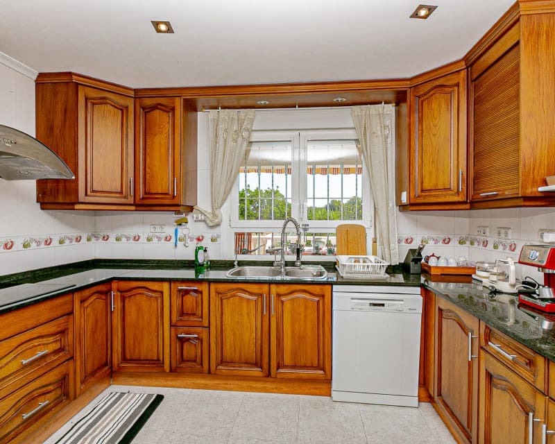 4 makuuhuone Huvila myytävänä paikassa Campoamor mukana uima-altaan - 800 000 € (Ref: 9552166)