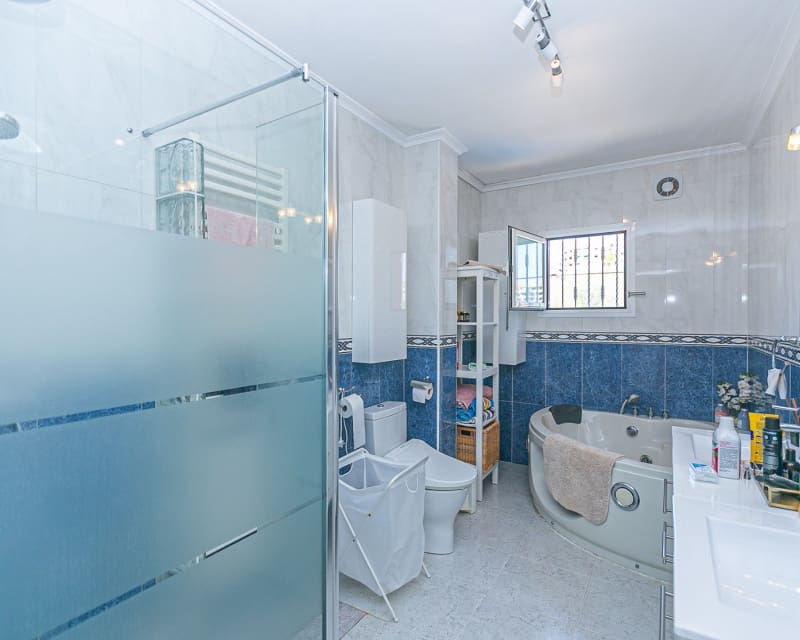 4 makuuhuone Huvila myytävänä paikassa Campoamor mukana uima-altaan - 800 000 € (Ref: 9552166)