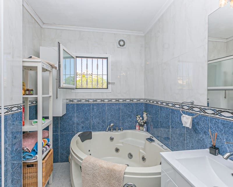 4 makuuhuone Huvila myytävänä paikassa Campoamor mukana uima-altaan - 800 000 € (Ref: 9552166)