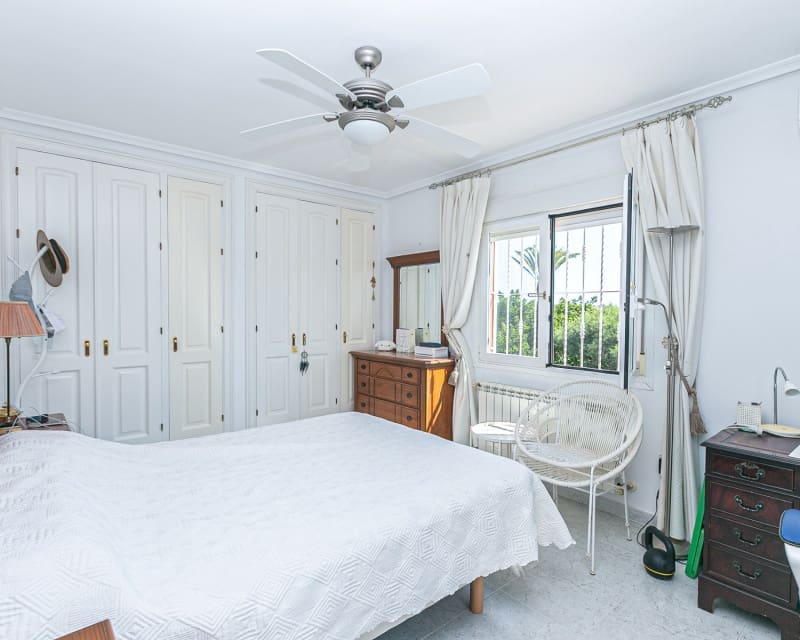 4 makuuhuone Huvila myytävänä paikassa Campoamor mukana uima-altaan - 800 000 € (Ref: 9552166)