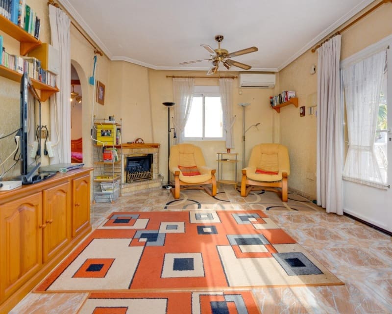 4 Zimmer Villa zu verkaufen in Playa Flamenca mit Pool - 305.000 € (Ref: 9552179)