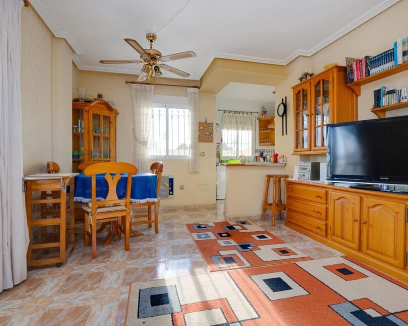 4 Zimmer Villa zu verkaufen in Playa Flamenca mit Pool - 305.000 € (Ref: 9552179)