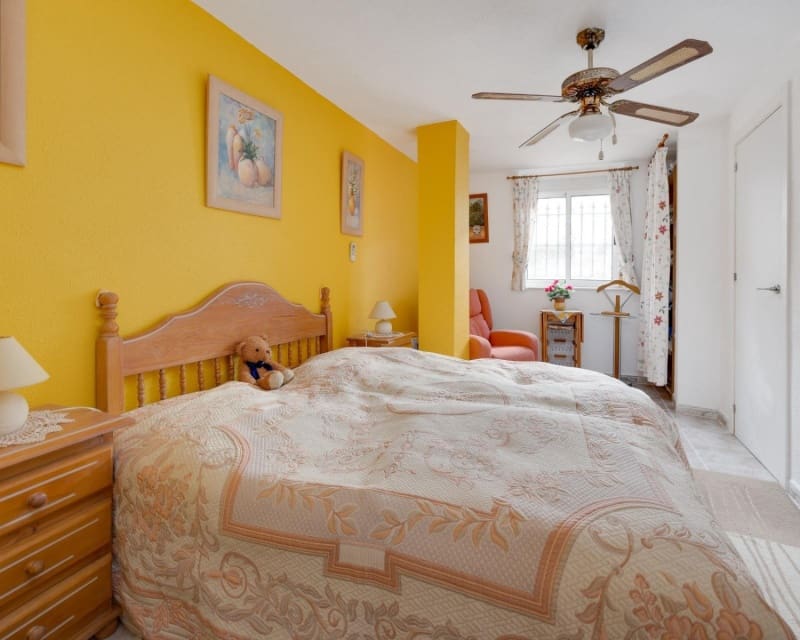 4 Zimmer Villa zu verkaufen in Playa Flamenca mit Pool - 305.000 € (Ref: 9552179)