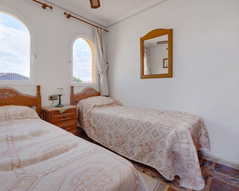 4 Zimmer Villa zu verkaufen in Playa Flamenca mit Pool - 305.000 € (Ref: 9552179)