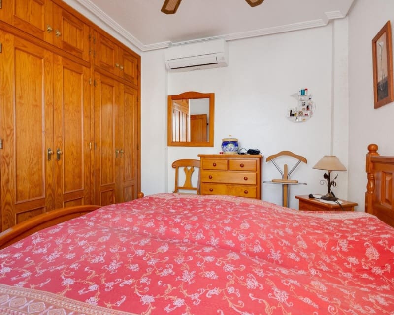 4 Zimmer Villa zu verkaufen in Playa Flamenca mit Pool - 305.000 € (Ref: 9552179)